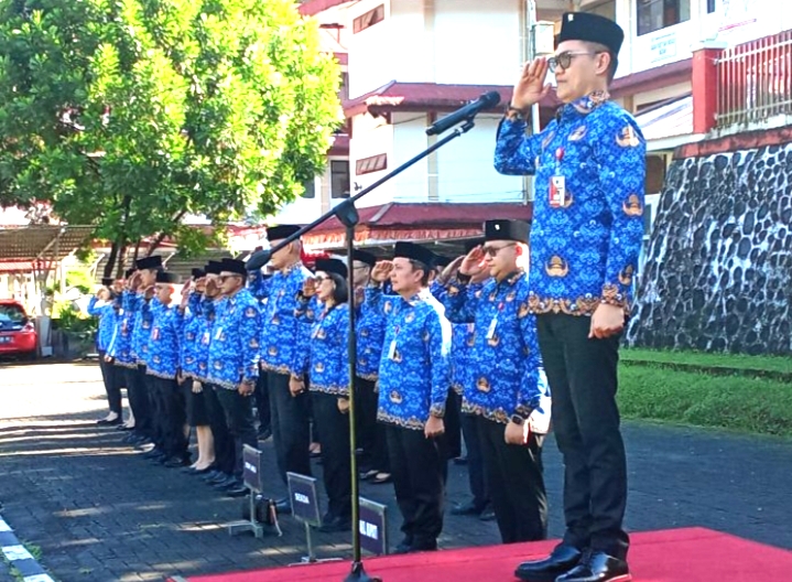 Kenakan Peci Hitam, Bupati Joune Ganda Apresiasi Penampilan ASN dalam Apel KORPRI Oplus_131072