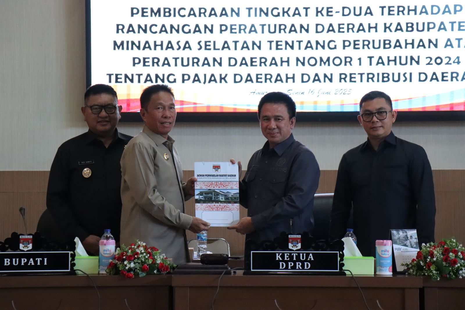 Bupati Wongkar, Rapat Paripurna Pembicaraan Terhadap RANPERDA Kabupaten Minahasa Selatan IMG-20250617-WA0006(1)