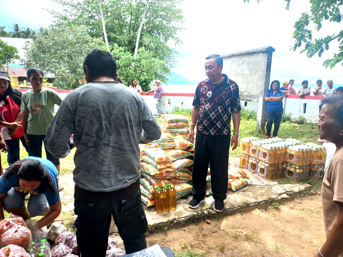 Sentuhan Peduli Bupati JG: Max Tapada Cs Gelar Pasar Murah Bersubsidi di Pulau Bangka Oplus_131072